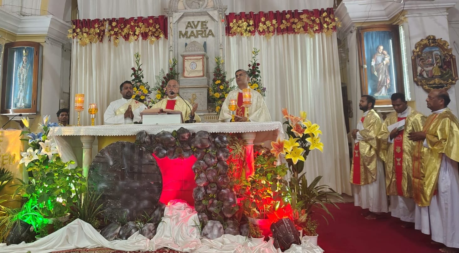 ईस्टर पर्व मनाते मसीही समाज के लोग। ईस्टर पर्व मनाते मसीही समाज के लोग।