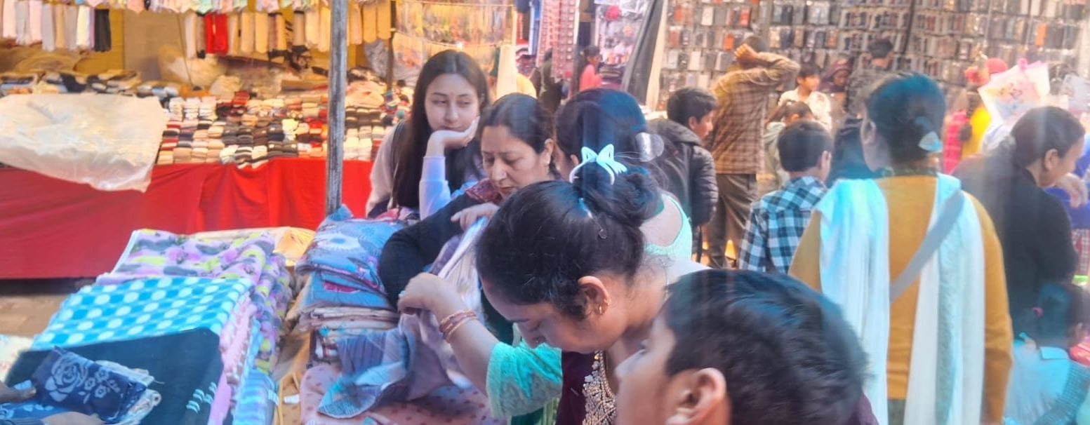 जोगिंद्रनगर में पांच दिवसीय देवता मेले में सजी दुकानों में खरीददारी को लेकर उमड़ा ग्राहकों की भ जोगिंद्रनगर में पांच दिवसीय देवता मेले में सजी दुकानों में खरीददारी को लेकर उमड़ा ग्राहकों की भ