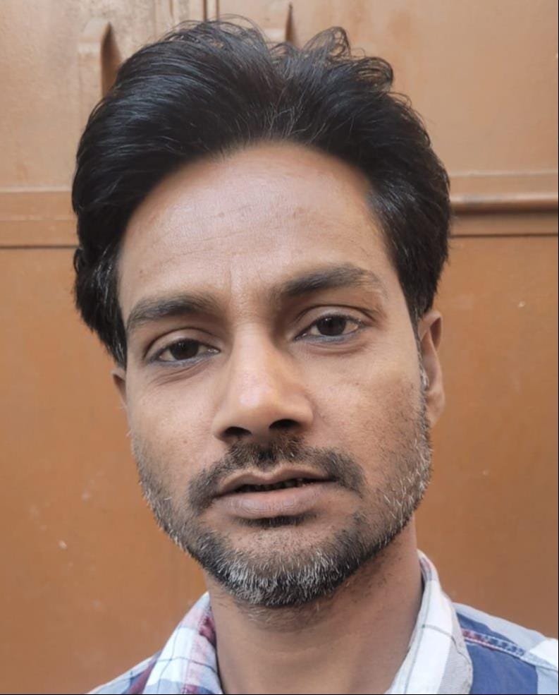जलेसर में घुंघरू घंटी उत्पादन फैक्ट्री में काम करते कारीगर। संवाद जलेसर में घुंघरू घंटी उत्पादन फैक्ट्री में काम करते कारीगर। संवाद