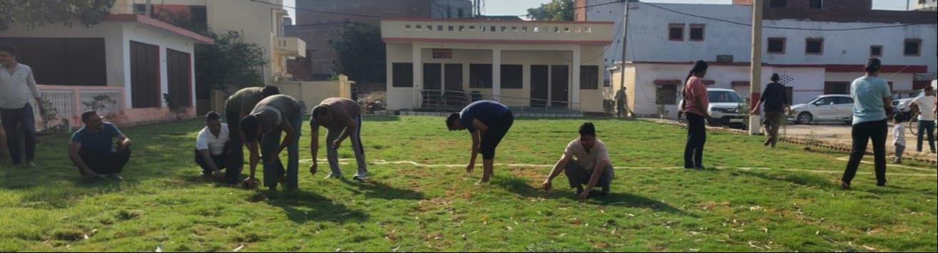 जैथरा कोतवाली की सफाई करते प्रभारी रितेश ठाकुर और अन्य पुलिसकर्मी। संवाद
