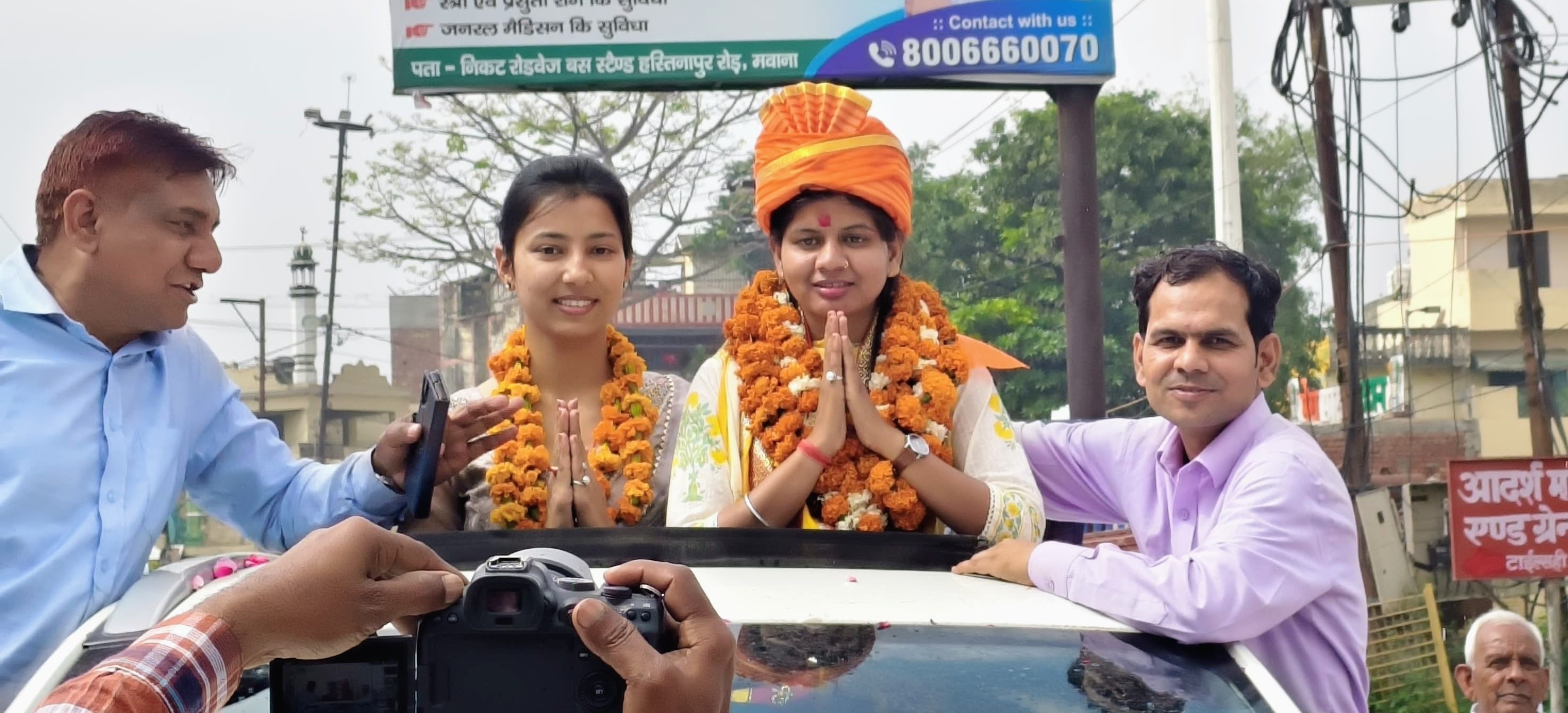 ज्योति धामा का स्वागत करते राज्य मंत्री यशवीर सिंह स्रोत संवाद