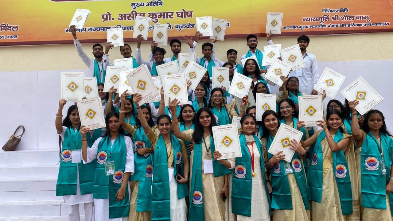 कुरुक्षेत्र। समारोह में छात्र-छात्राएं अपनी डिग्री दिखाते हुए। संवाद । कुरुक्षेत्र। समारोह में छात्र-छात्राएं अपनी डिग्री दिखाते हुए। संवाद ।