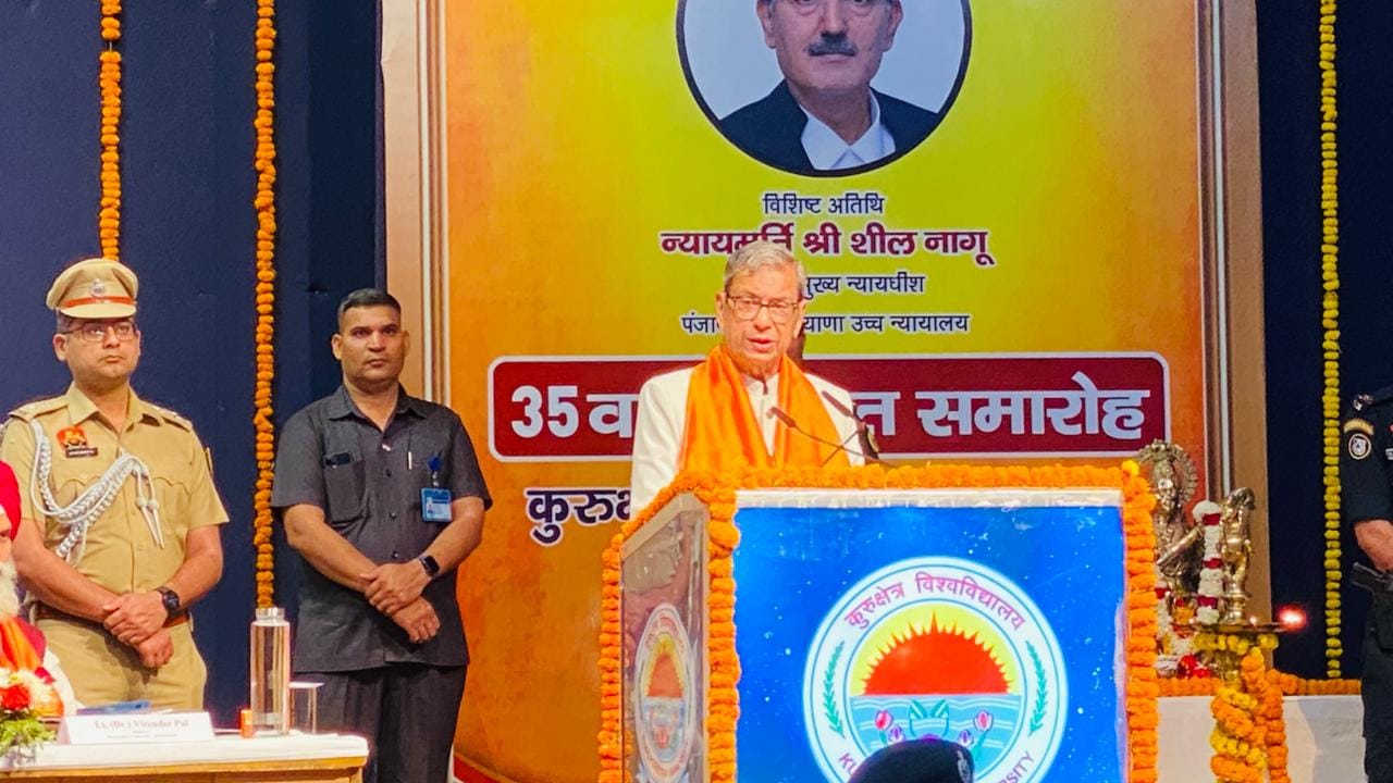 कुरुक्षेत्र। समारोह में छात्र-छात्राएं अपनी डिग्री दिखाते हुए। संवाद । कुरुक्षेत्र। समारोह में छात्र-छात्राएं अपनी डिग्री दिखाते हुए। संवाद ।
