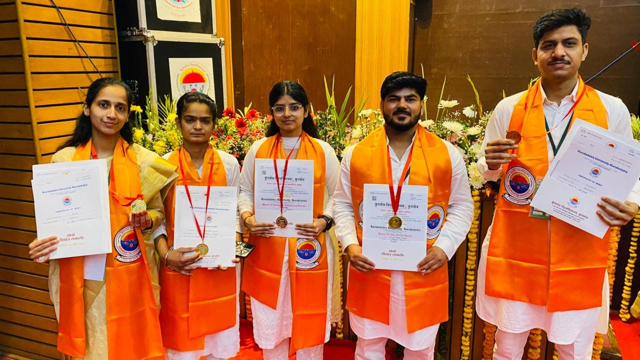 कुरुक्षेत्र। समारोह में छात्र-छात्राएं अपनी डिग्री दिखाते हुए। संवाद । कुरुक्षेत्र। समारोह में छात्र-छात्राएं अपनी डिग्री दिखाते हुए। संवाद ।