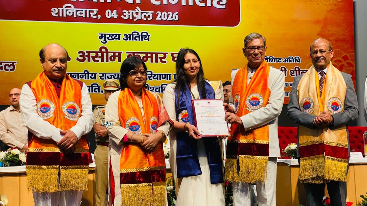 कुरुक्षेत्र। समारोह में छात्र-छात्राएं अपनी डिग्री दिखाते हुए। संवाद । कुरुक्षेत्र। समारोह में छात्र-छात्राएं अपनी डिग्री दिखाते हुए। संवाद ।