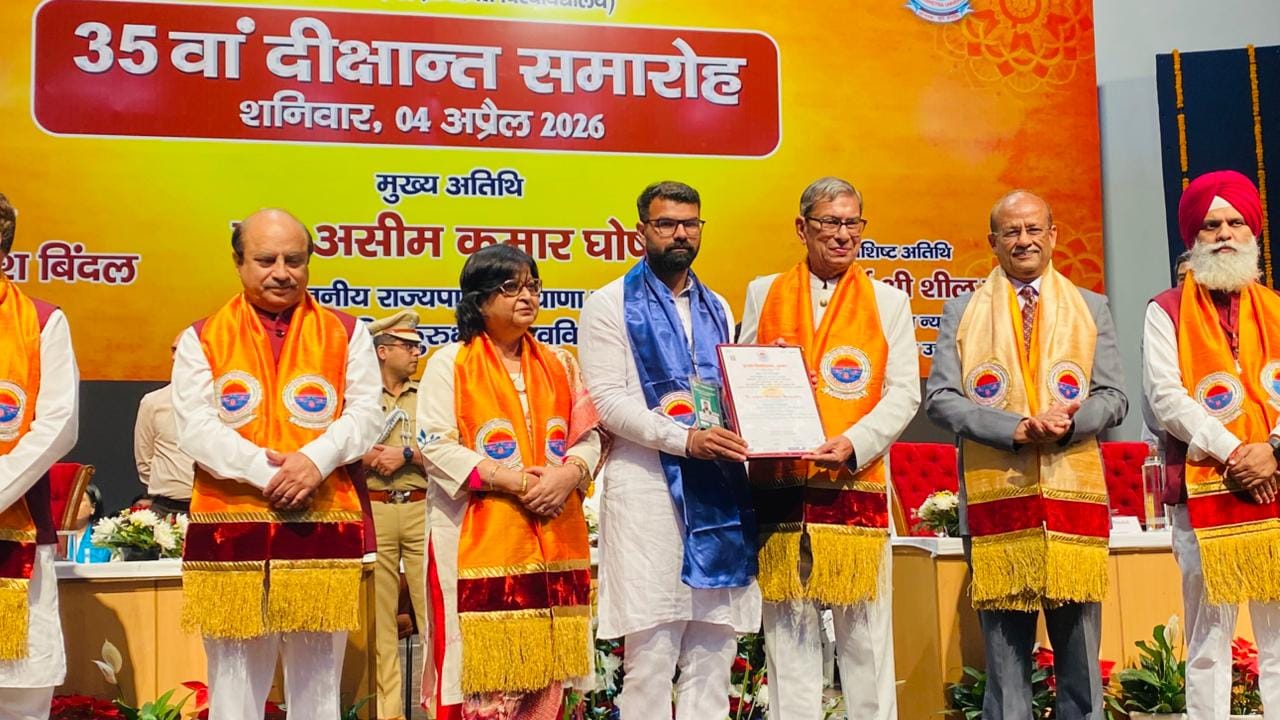 कुरुक्षेत्र। समारोह में छात्र-छात्राएं अपनी डिग्री दिखाते हुए। संवाद । कुरुक्षेत्र। समारोह में छात्र-छात्राएं अपनी डिग्री दिखाते हुए। संवाद ।