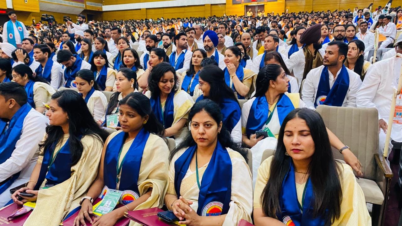 कुरुक्षेत्र। समारोह में छात्र-छात्राएं अपनी डिग्री दिखाते हुए। संवाद । कुरुक्षेत्र। समारोह में छात्र-छात्राएं अपनी डिग्री दिखाते हुए। संवाद ।