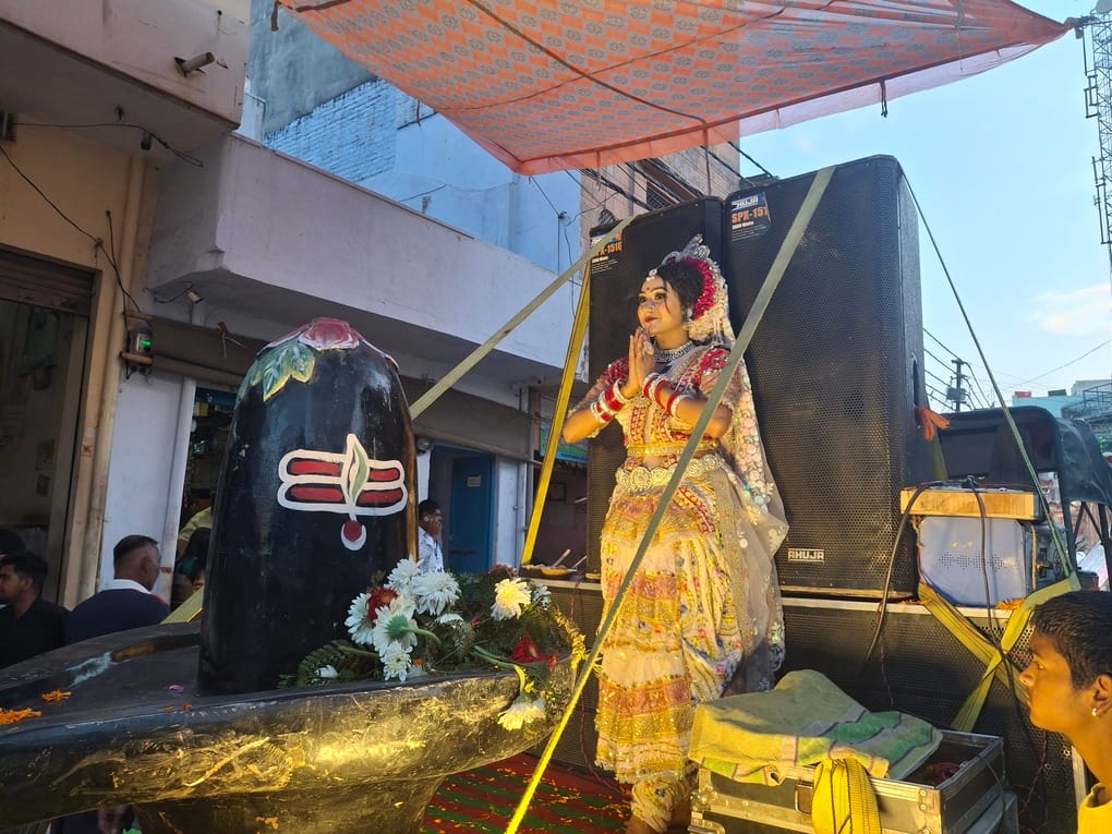 कैराना में श्रीबालाजी शोभायात्रा में फुलों के रथ पर सवार भगवान बालाजी महाराज-संवाद कैराना में श्रीबालाजी शोभायात्रा में फुलों के रथ पर सवार भगवान बालाजी महाराज-संवाद