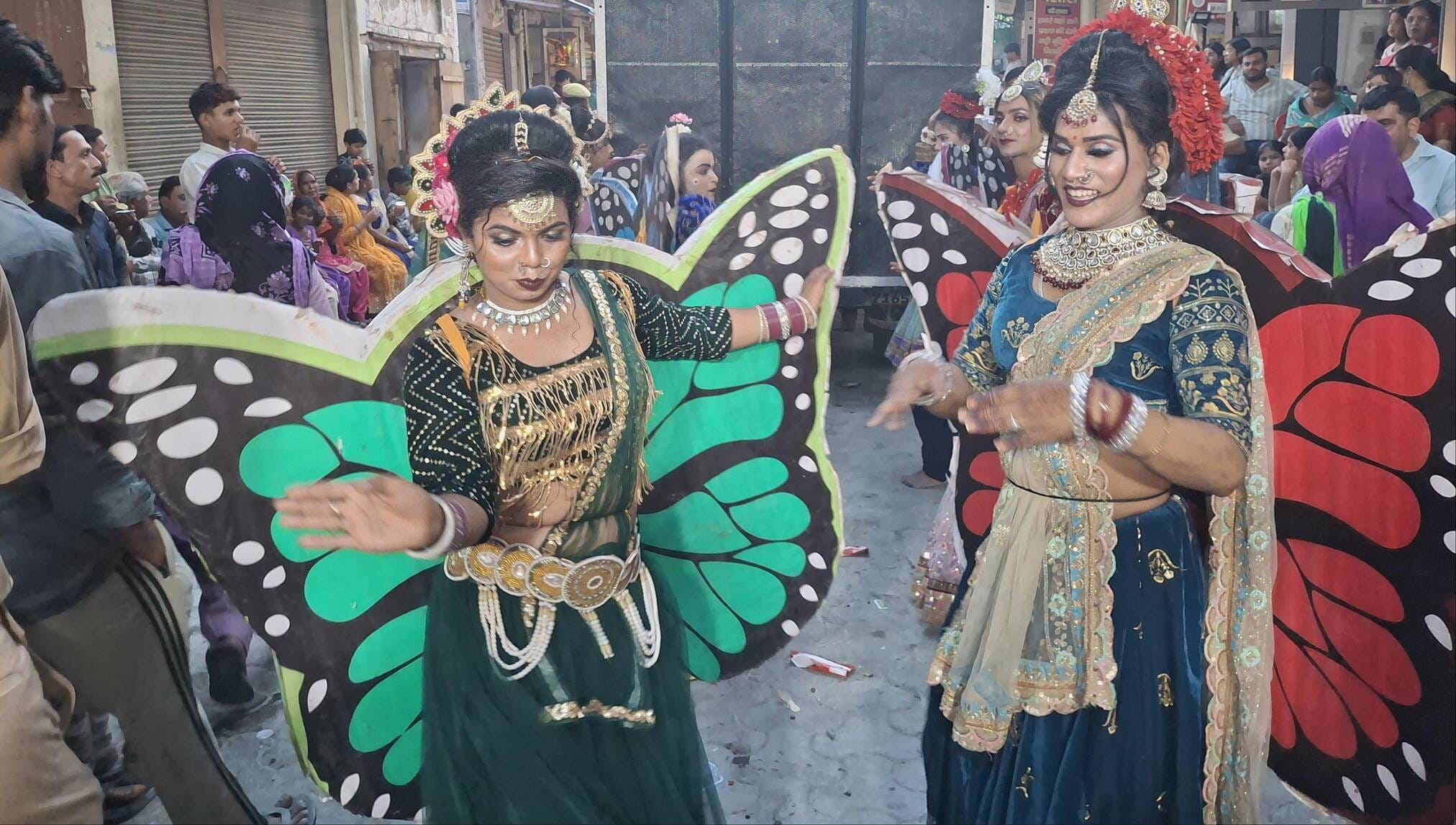 कैराना में श्रीबालाजी शोभायात्रा में फुलों के रथ पर सवार भगवान बालाजी महाराज-संवाद कैराना में श्रीबालाजी शोभायात्रा में फुलों के रथ पर सवार भगवान बालाजी महाराज-संवाद