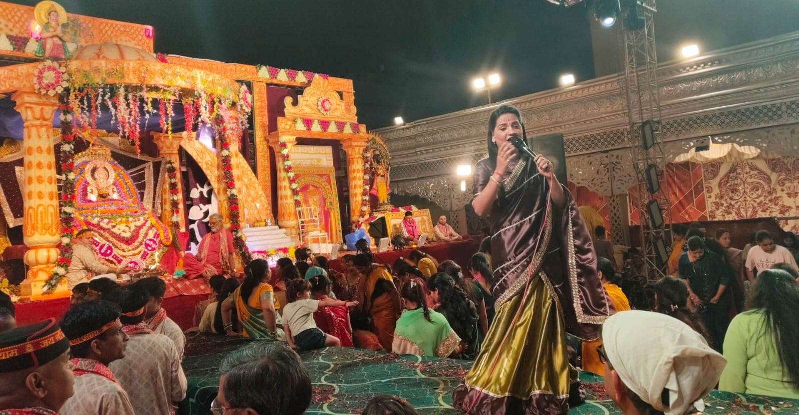 कोटद्वार में आयोजित श्री श्याम महोत्सव में भजन प्रवाहक प्रशांत सूर्यवंशी के भजनों पर झूमते श्रद