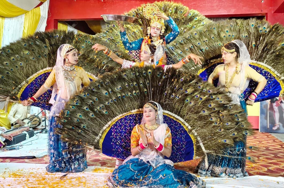खुटार के आर्य समाज मंदिर में प्रवचन सुनते लोग। संवाद खुटार के आर्य समाज मंदिर में प्रवचन सुनते लोग। संवाद