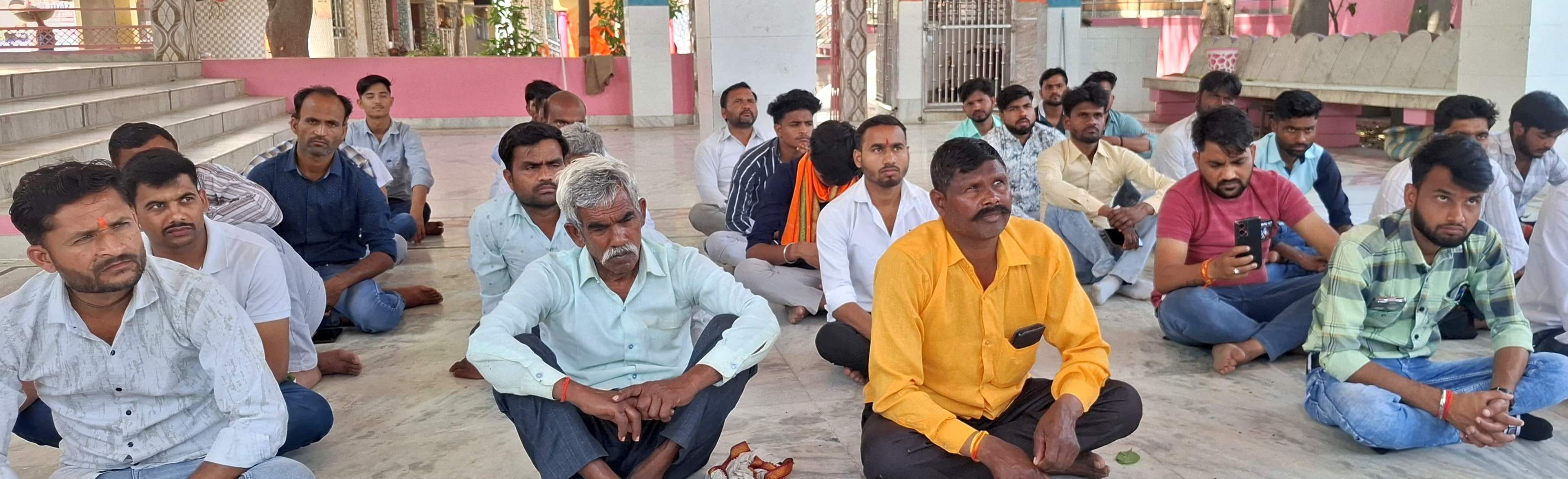 खुटार के आर्य समाज मंदिर में प्रवचन सुनते लोग। संवाद खुटार के आर्य समाज मंदिर में प्रवचन सुनते लोग। संवाद