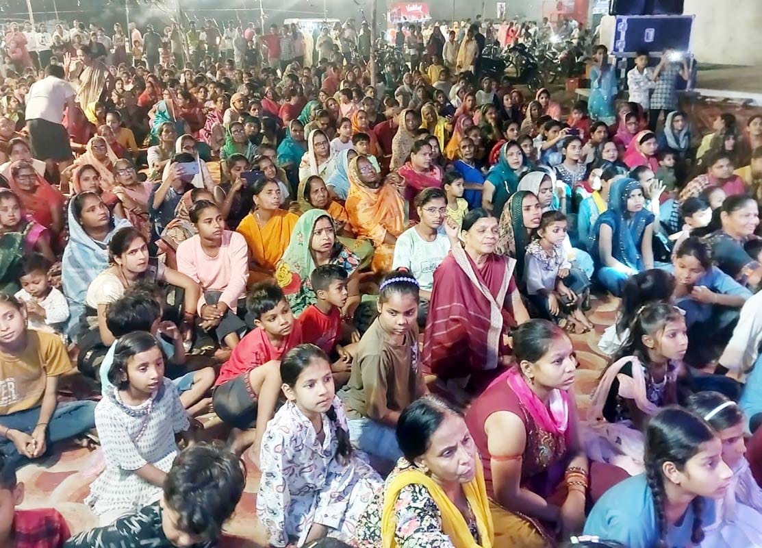 खुटार के आर्य समाज मंदिर में प्रवचन सुनते लोग। संवाद खुटार के आर्य समाज मंदिर में प्रवचन सुनते लोग। संवाद