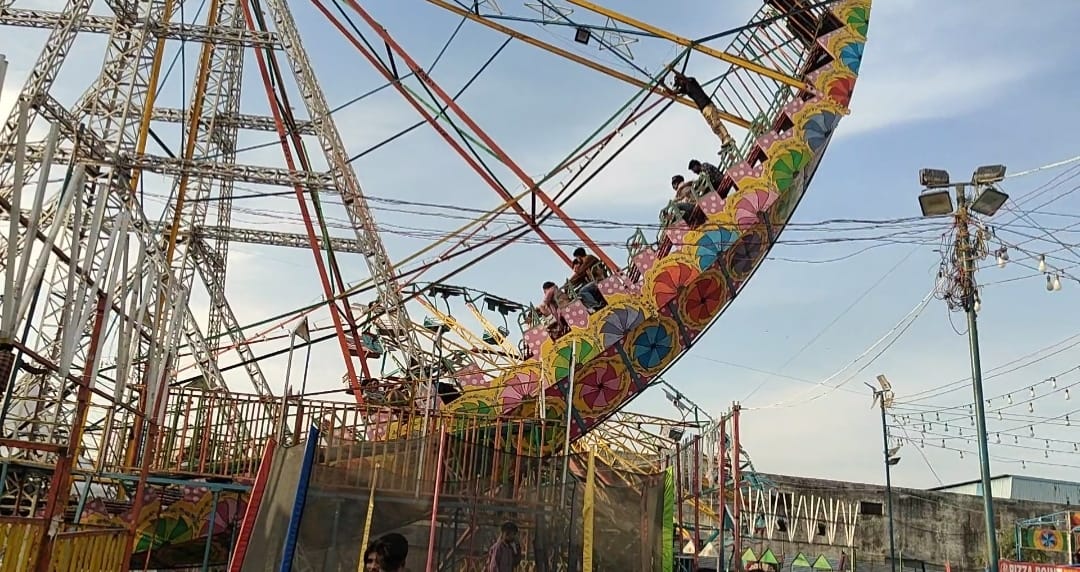 लाडवा। मेले में खरीददारी करते श्रद्वालु। संवाद