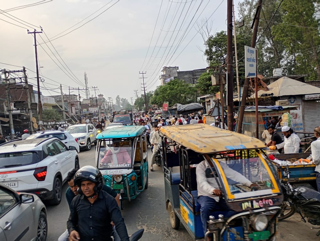 लंढौरा कस्बे में पीठ बाजार के दिन लगा जाम। -संवाद लंढौरा कस्बे में पीठ बाजार के दिन लगा जाम। -संवाद