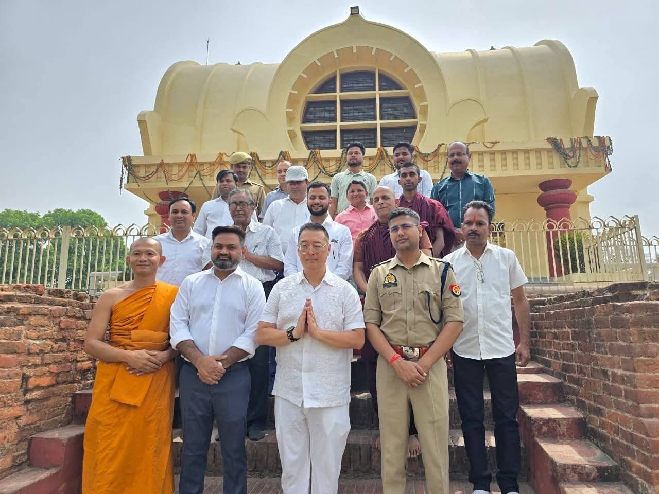 महापरिनिर्वाण मंदिर में की पूजा-अर्चना करते सिंगापुर के उच्चायुक्त साइमन वोंग।स्रोत-सोशल मीडिया