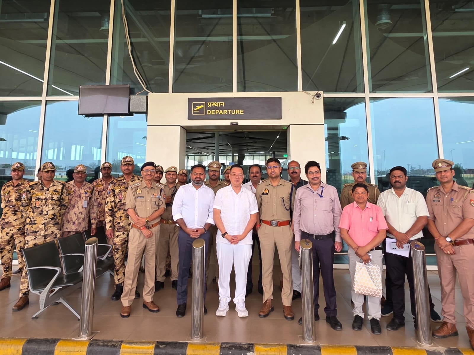 महापरिनिर्वाण मंदिर में की पूजा-अर्चना करते सिंगापुर के उच्चायुक्त साइमन वोंग।स्रोत-सोशल मीडिया