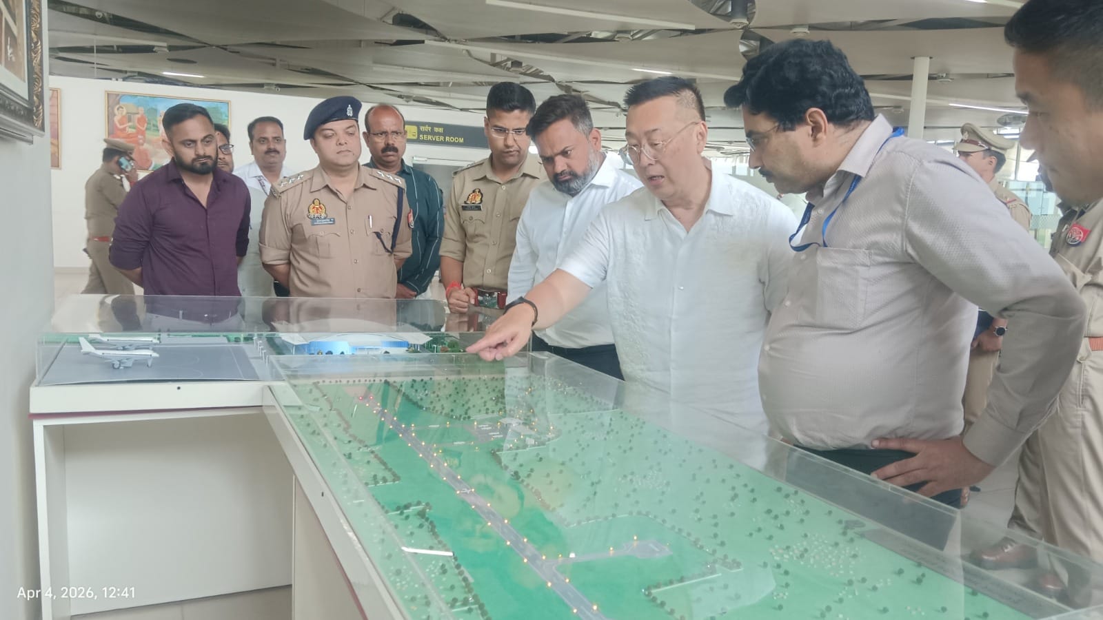 महापरिनिर्वाण मंदिर में की पूजा-अर्चना करते सिंगापुर के उच्चायुक्त साइमन वोंग।स्रोत-सोशल मीडिया