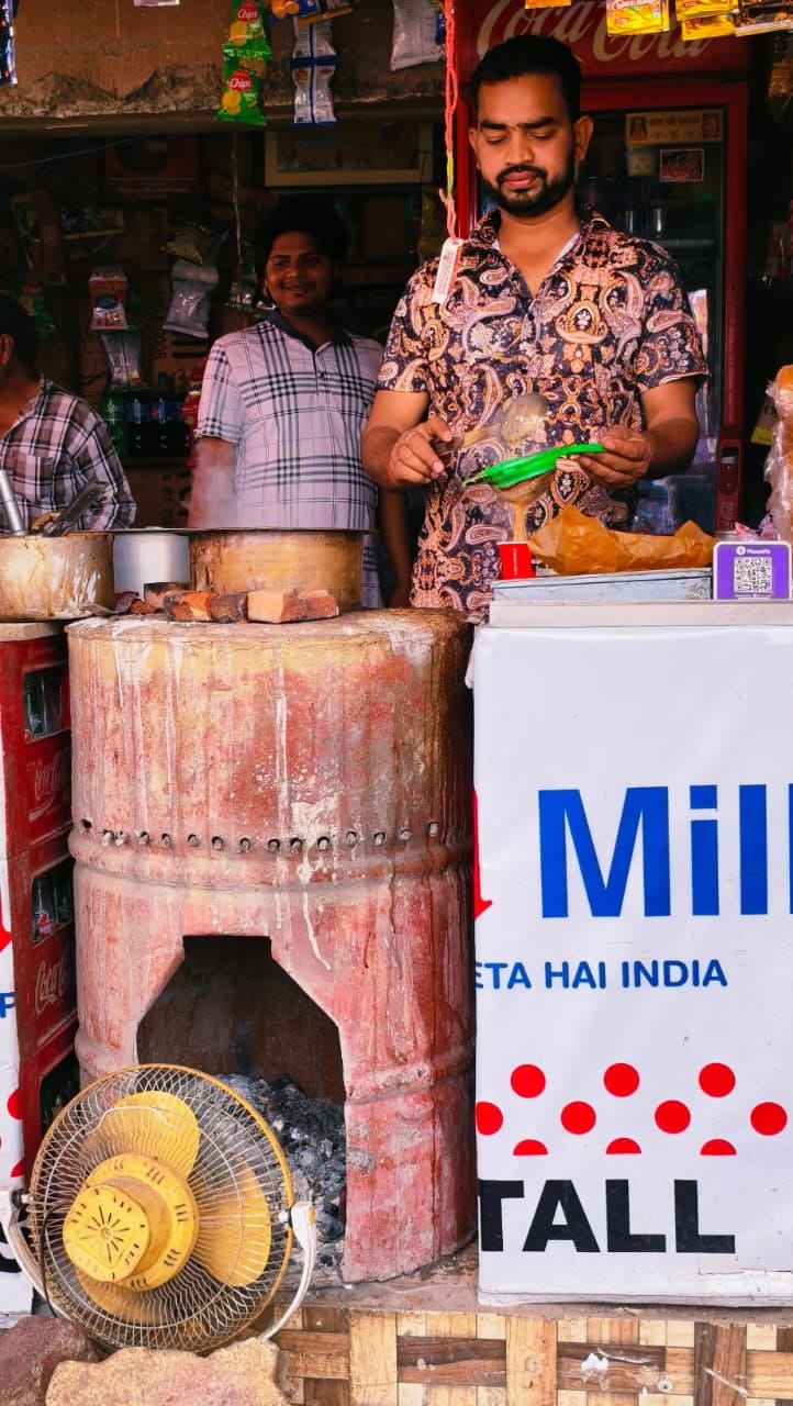 मंझनपुर ब्लॉक में भट्ठी पर नाश्ता बनाता दुकानदार। संवाद