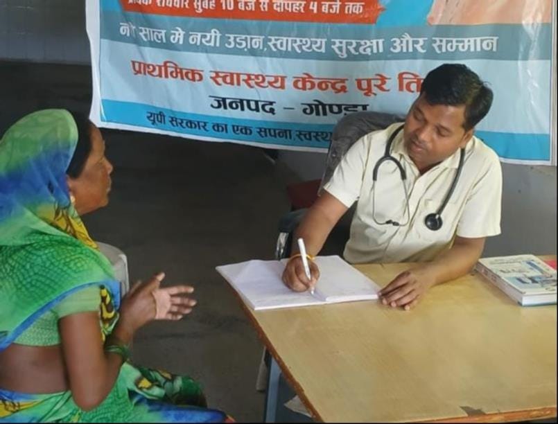 मसकनवा पीएचसी में मरीजों का इलाज करते डॉ. डीसी वर्मा और पीएचसी पूरे तिवारी पर मरीजों का इलाज कर