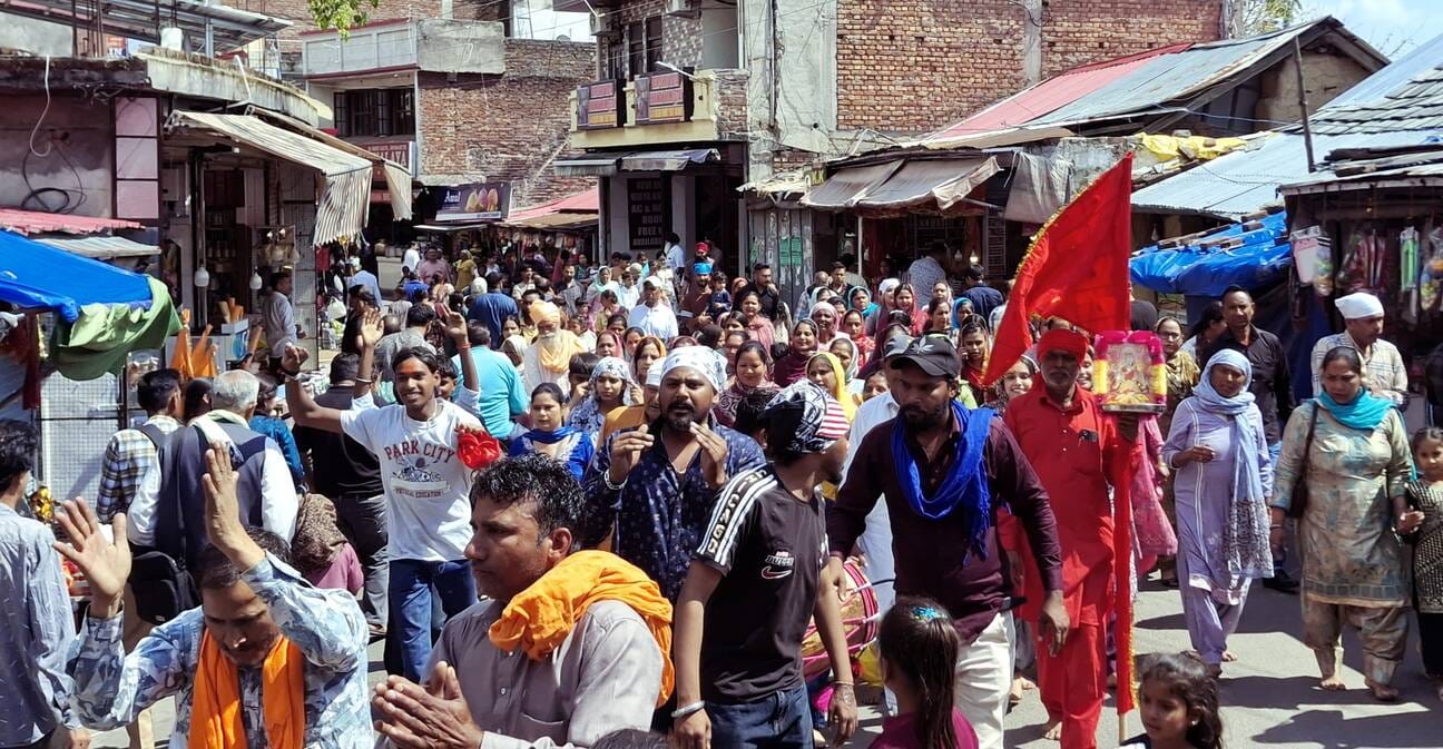 माता चिंतपूर्णी मंदिर माता के दर्शनों के लिए उमड़े श्रद्धालु।संवाद माता चिंतपूर्णी मंदिर माता के दर्शनों के लिए उमड़े श्रद्धालु।संवाद