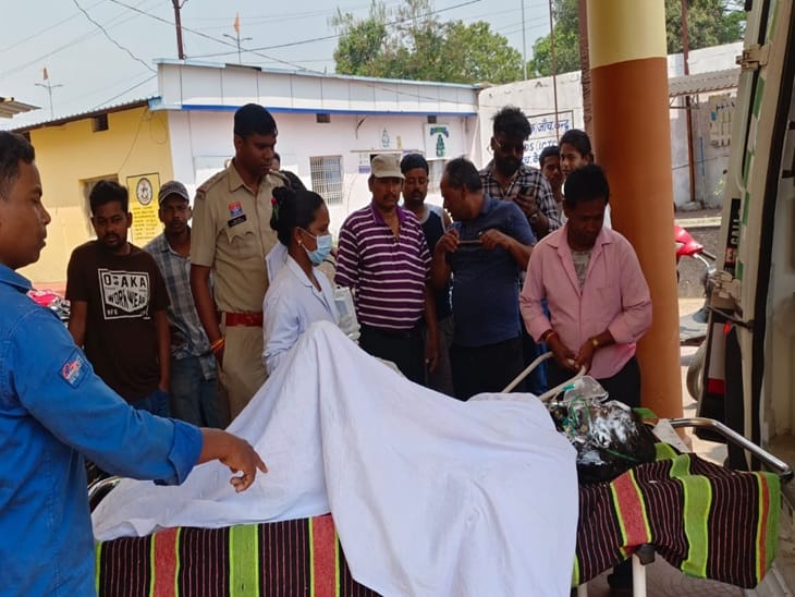 मृतक के परिजन से बात करती महिला बाल विकास मंत्री मृतक के परिजन से बात करती महिला बाल विकास मंत्री