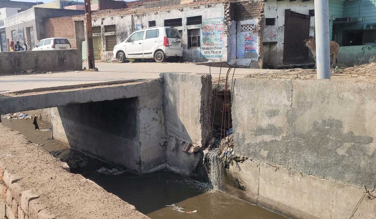 नगर के देवीपुरा में खुला नाला। संवाद