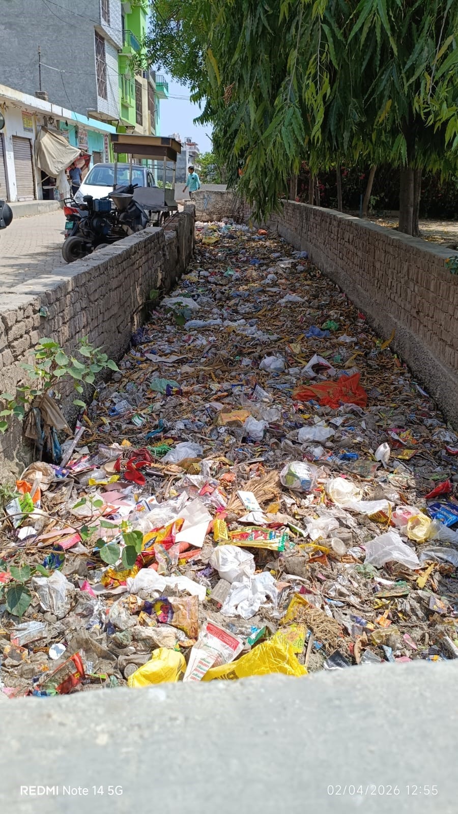 नगर के देवीपुरा में खुला नाला। संवाद