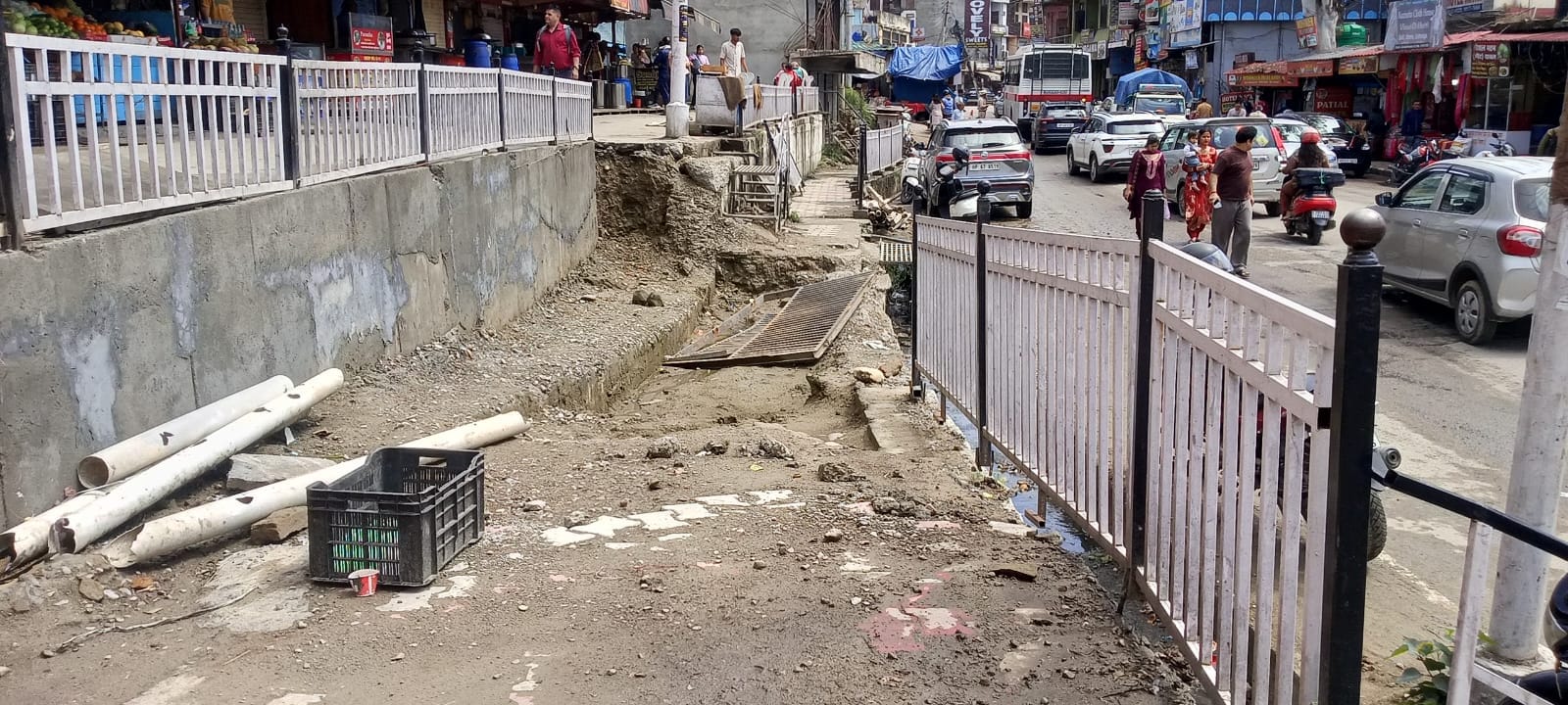 नगर निगम हमीरपुर के तहत लोक निर्माण विभाग की ओर से शुरू किया गया कार्य। संवाद