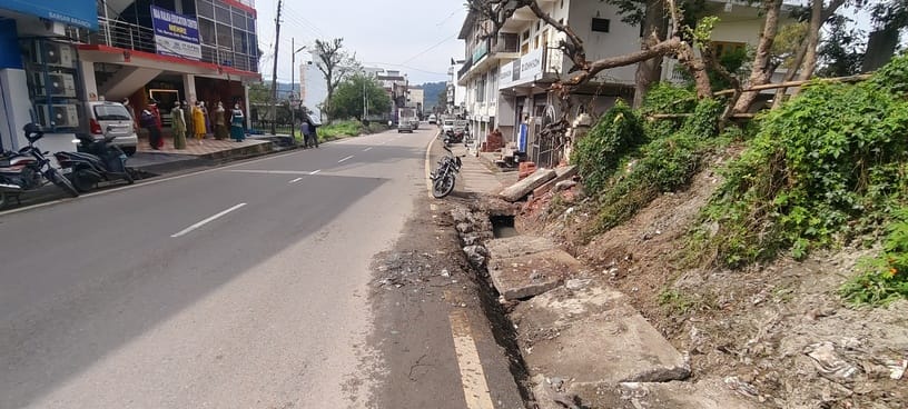 नगर पंचायत बड़सर के तहत मैहरे से भोटा एनएच 503ए के किनारे उखाड़े गए पत्थर के स्लैब। संवाद