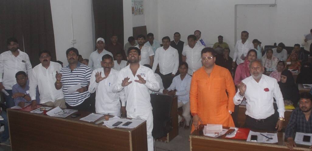 नगरपालिका सभागार में आयोजित बोर्ड बैठक में पालिका अध्यक्ष के सामने हंगामा करते सभासद। संवाद