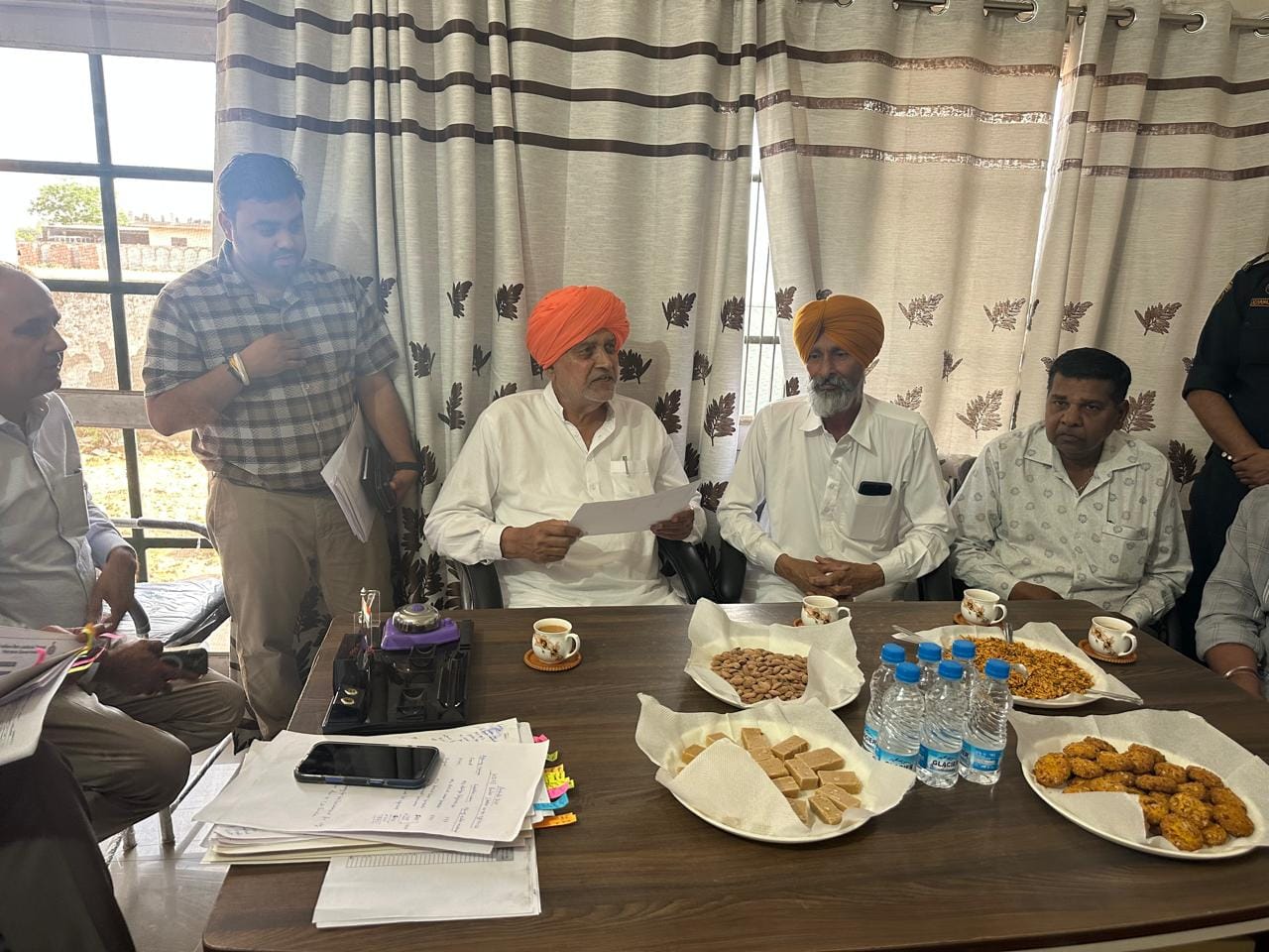 नारायणगढ़ की अनाजमंत्री में निरीक्षण के दौरान किसानों से बातचीत करते कृषि मंत्री। प्रवक्ता