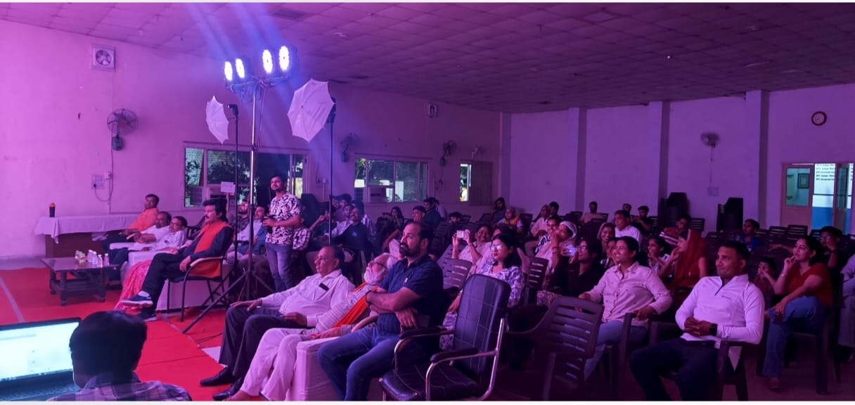 नाटक का मंचन करते कलाकार। स्रोत : संस्था नाटक का मंचन करते कलाकार। स्रोत : संस्था