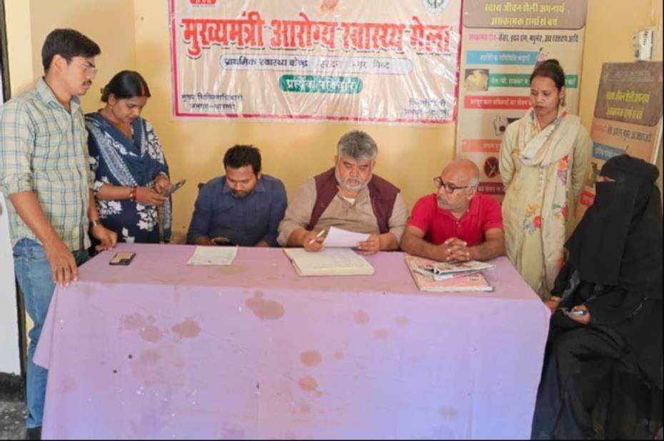 पीएचसी में मरीजों का इलाज करते चिकित्सक