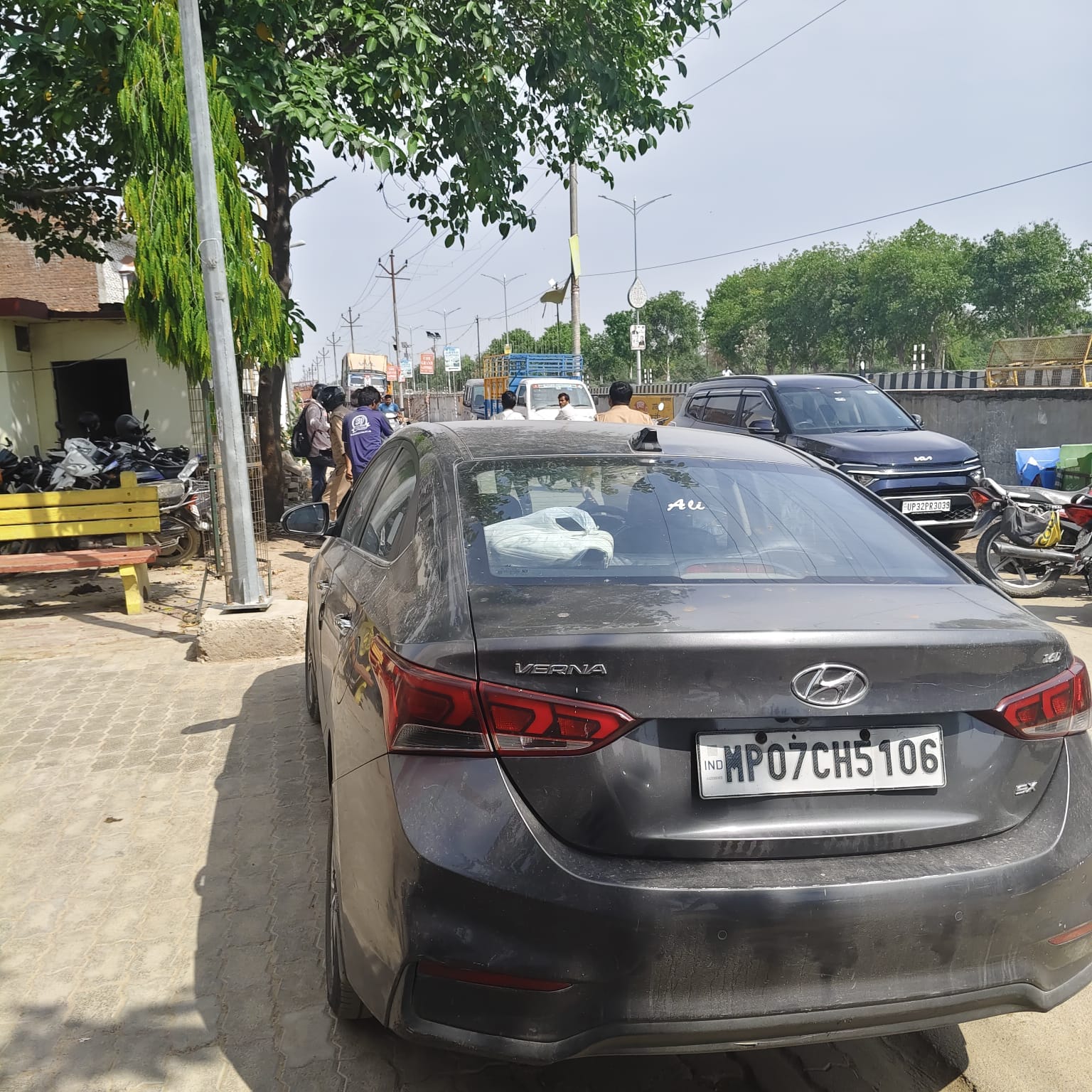 पुलिस की गिरफ्त में आरोपी व बरामद माल और कार। पुलिस की गिरफ्त में आरोपी व बरामद माल और कार।