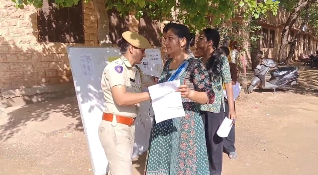 परीक्षा केंद्रों पर सख़्त निगरानी व चेकिंग।