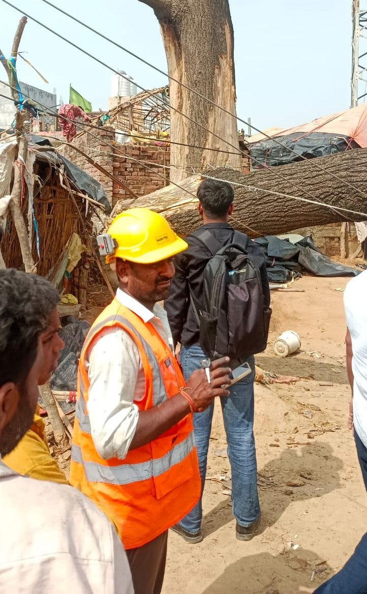 पड़ौआ में रोड पर गिरा नीम का पेड़। संवाद