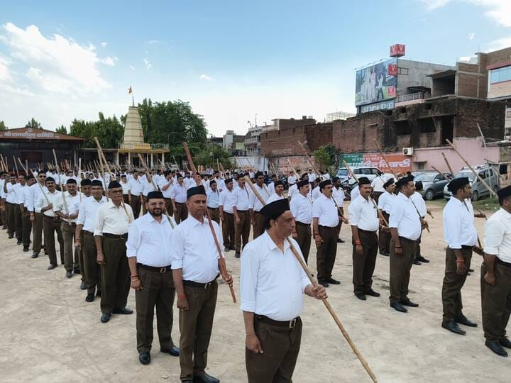 रॉबर्ट्सगंज रामलीला मैदान से राष्ट्रीय स्वयं सेवक संघ के पथ संचलन में शामिल लोग। संवाद