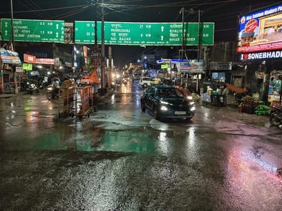 सृकृत क्षेत्र में बारिश के साथ गिरे ओला को हथेली पर लेकर दिखाता युवक। स्रोत जागरूक पाठक सृकृत क्षेत्र में बारिश के साथ गिरे ओला को हथेली पर लेकर दिखाता युवक। स्रोत जागरूक पाठक