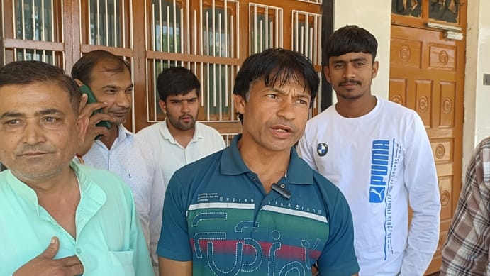 सोनीपत के गोहाना की अनाज मंडी में आढतियों की हड़ताल के कारण किसान परेशान। संवाद सोनीपत के गोहाना की अनाज मंडी में आढतियों की हड़ताल के कारण किसान परेशान। संवाद