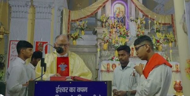 सरधना। ईस्टर संडे के मौके पर ऐतिहासिक रोमन कैथोलिक चर्च में श्रद्धालुओं से मिलते धर्मगुरू। संवा सरधना। ईस्टर संडे के मौके पर ऐतिहासिक रोमन कैथोलिक चर्च में श्रद्धालुओं से मिलते धर्मगुरू। संवा