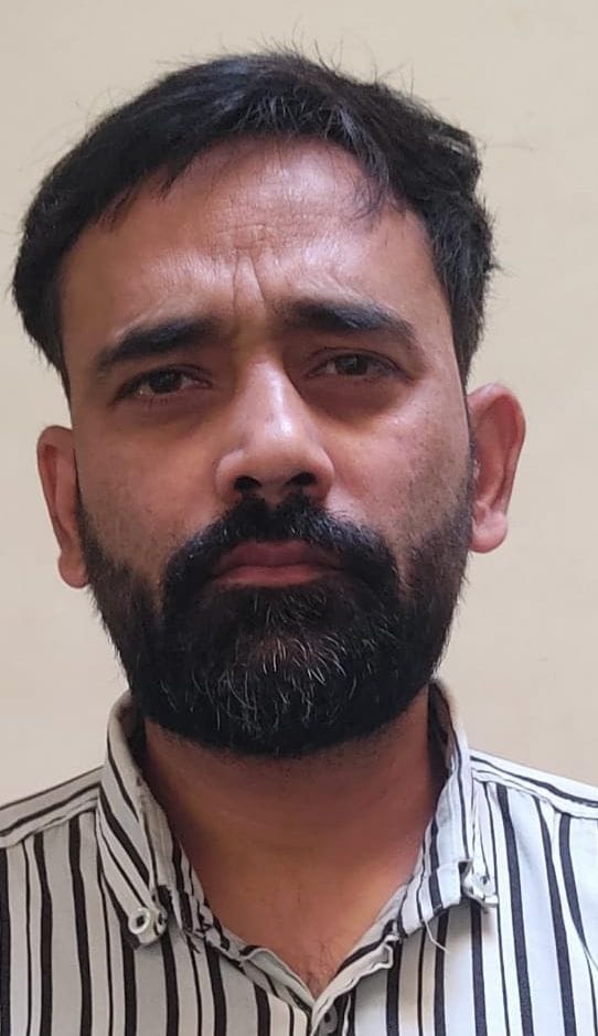 सदर बाजार में लटकते बिजली के तार। संवाद सदर बाजार में लटकते बिजली के तार। संवाद