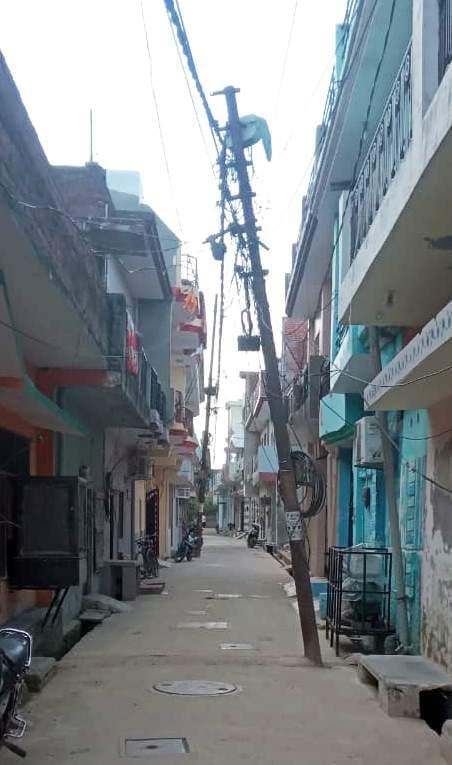 सदर बाजार में लटकते बिजली के तार। संवाद सदर बाजार में लटकते बिजली के तार। संवाद