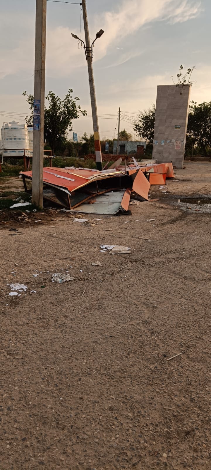 शीलता माता मंदिर का उखड़ा पडा गेट। संवाद शीलता माता मंदिर का उखड़ा पडा गेट। संवाद