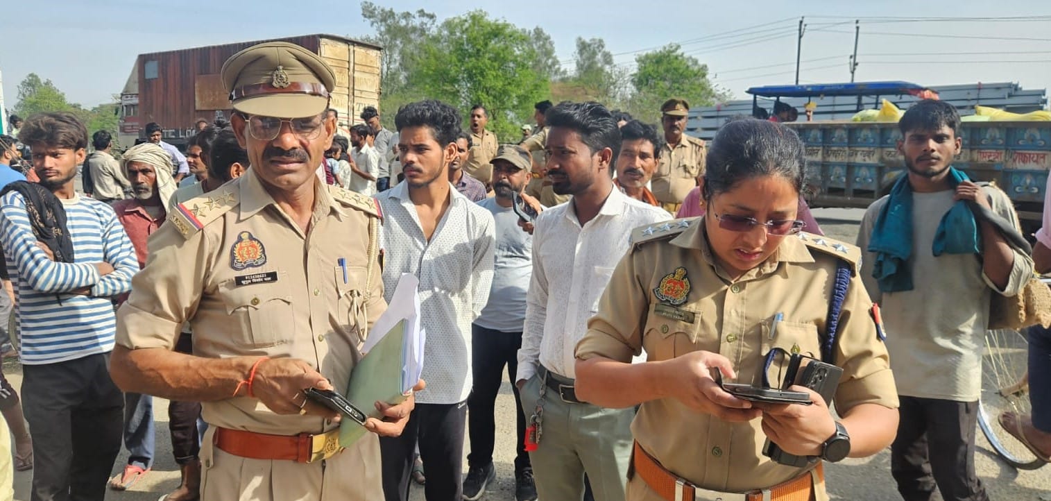 तिलहर में दो लोगों की मौत पर मंडी गेट पर विरोध प्रदर्शन के दौरान लगी भीड़। संवाद तिलहर में दो लोगों की मौत पर मंडी गेट पर विरोध प्रदर्शन के दौरान लगी भीड़। संवाद