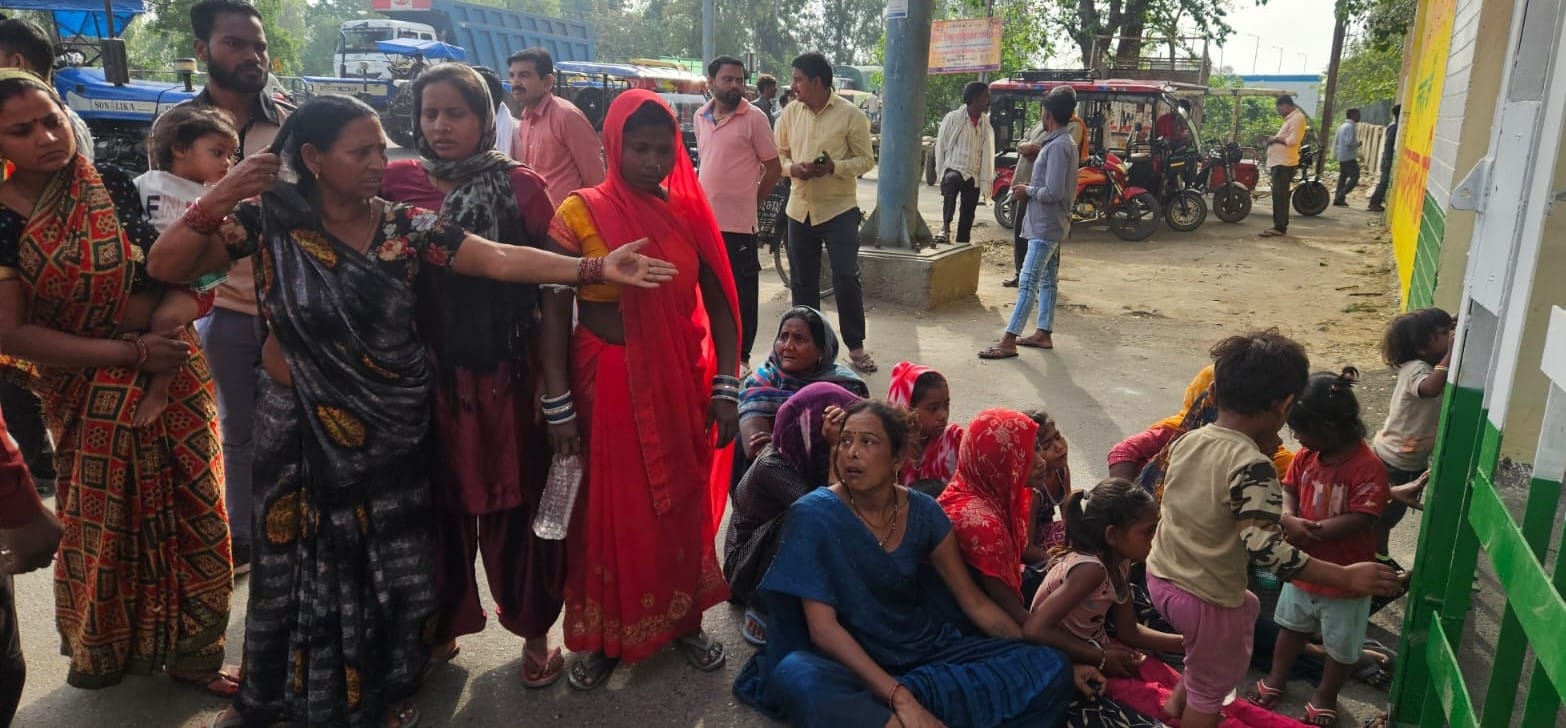 तिलहर में दो लोगों की मौत पर मंडी गेट पर विरोध प्रदर्शन के दौरान लगी भीड़। संवाद तिलहर में दो लोगों की मौत पर मंडी गेट पर विरोध प्रदर्शन के दौरान लगी भीड़। संवाद