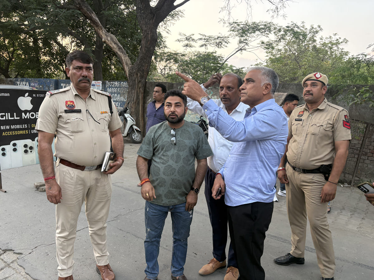 दुकान पर एक साथ फायरिंग करते हुए बाइक सवार बदमाश