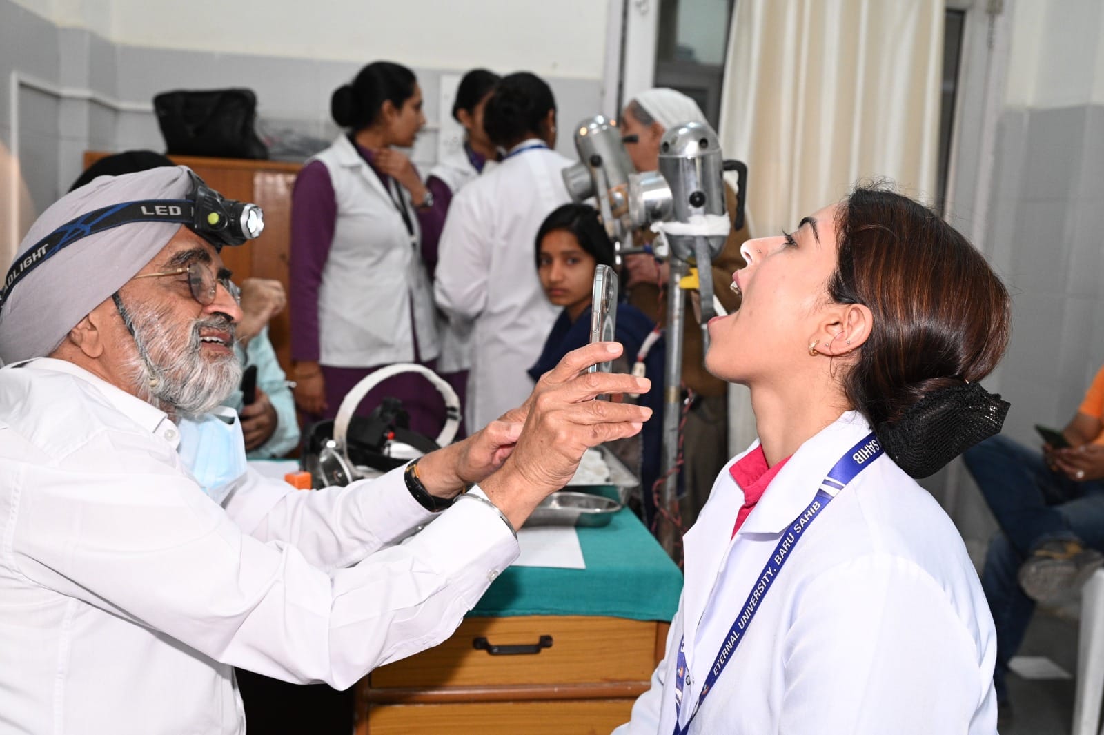 ददाहू अस्पताल में एचपीवी टीकाकरण के बाद किशारियां और आशा कार्यकर्ता। संवाद