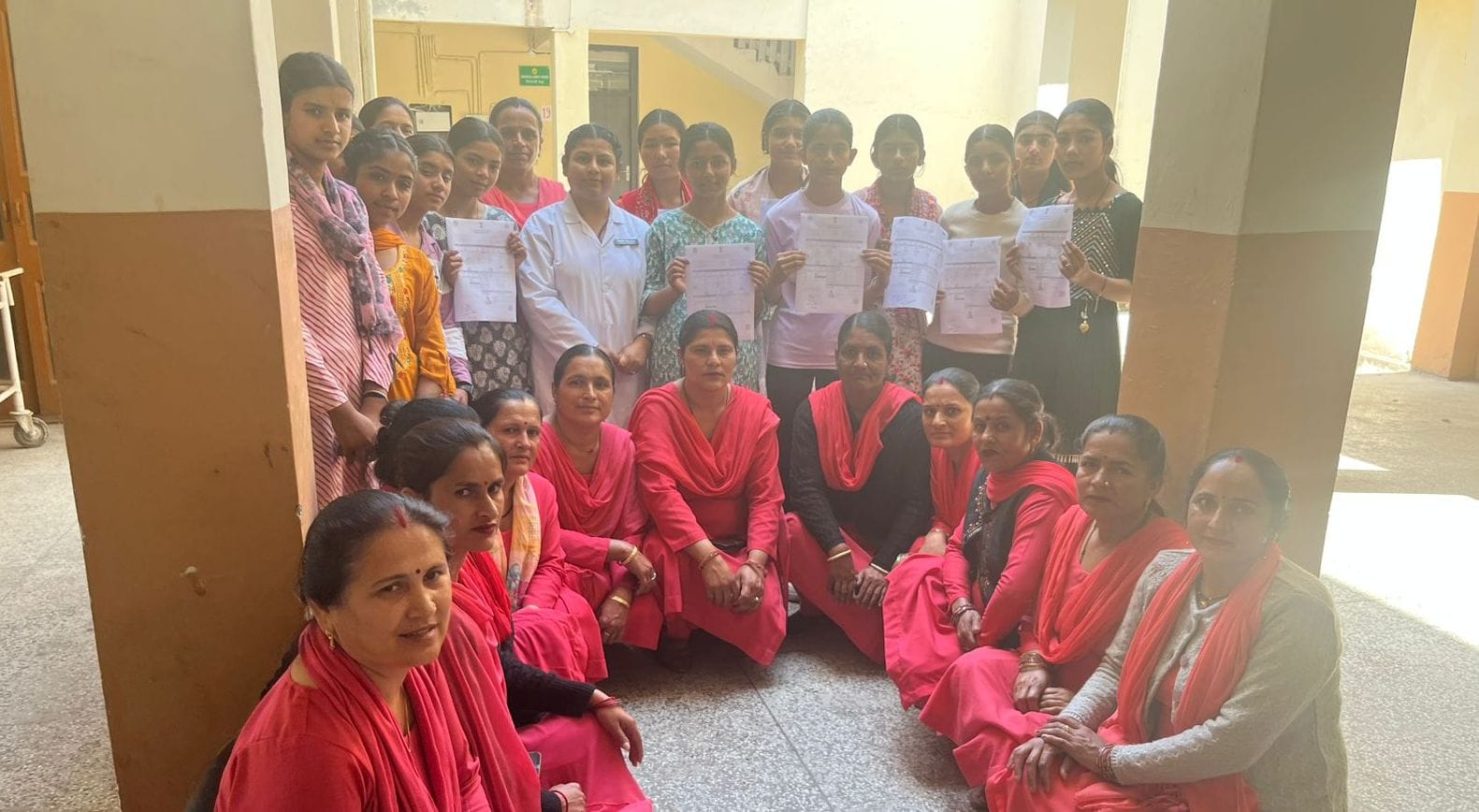 ददाहू अस्पताल में एचपीवी टीकाकरण के बाद किशारियां और आशा कार्यकर्ता। संवाद