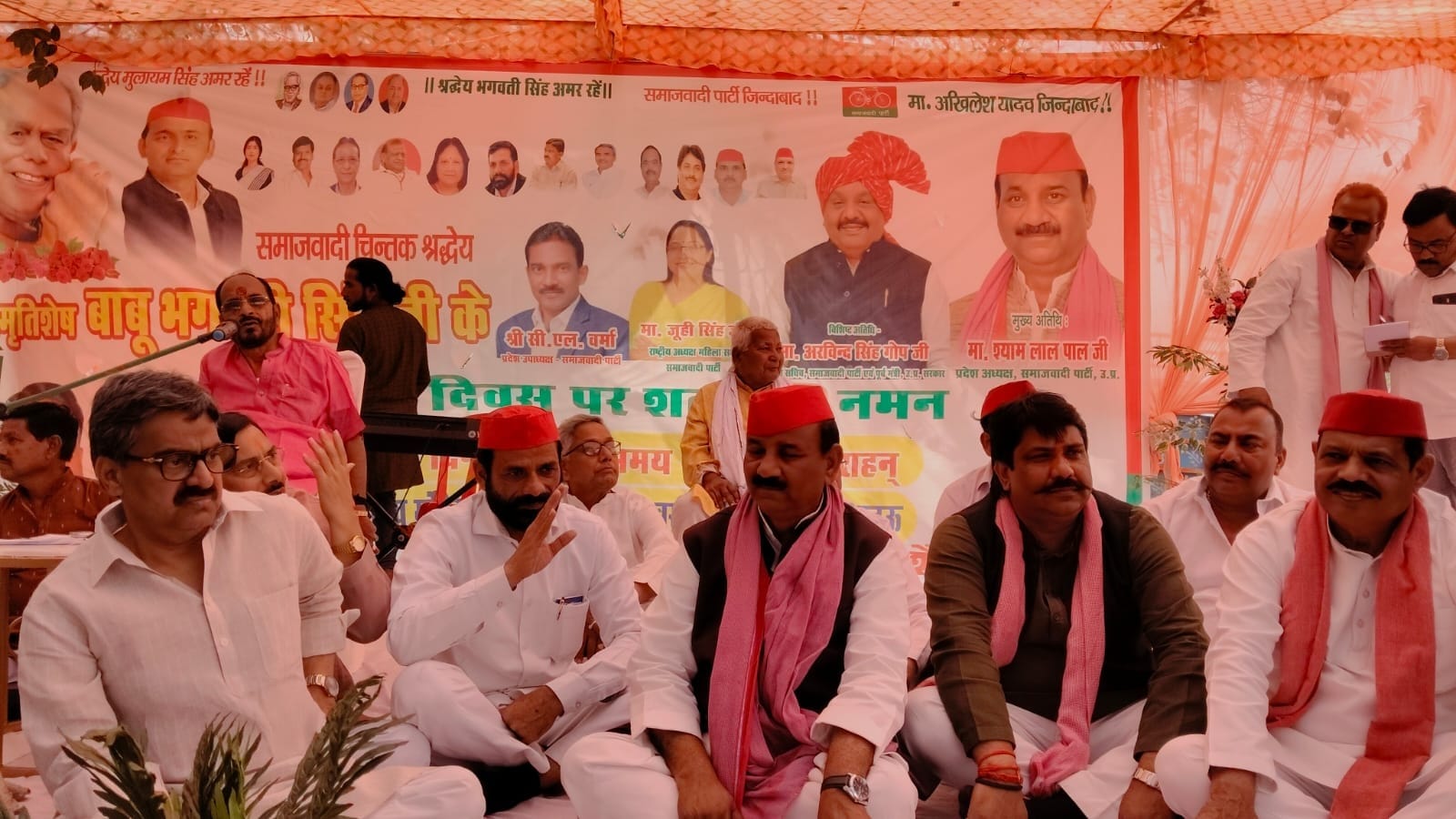देवरी रुखारा में आयोजित श्रद्धांजलि सभा में मौजूद लोग। देवरी रुखारा में आयोजित श्रद्धांजलि सभा में मौजूद लोग।